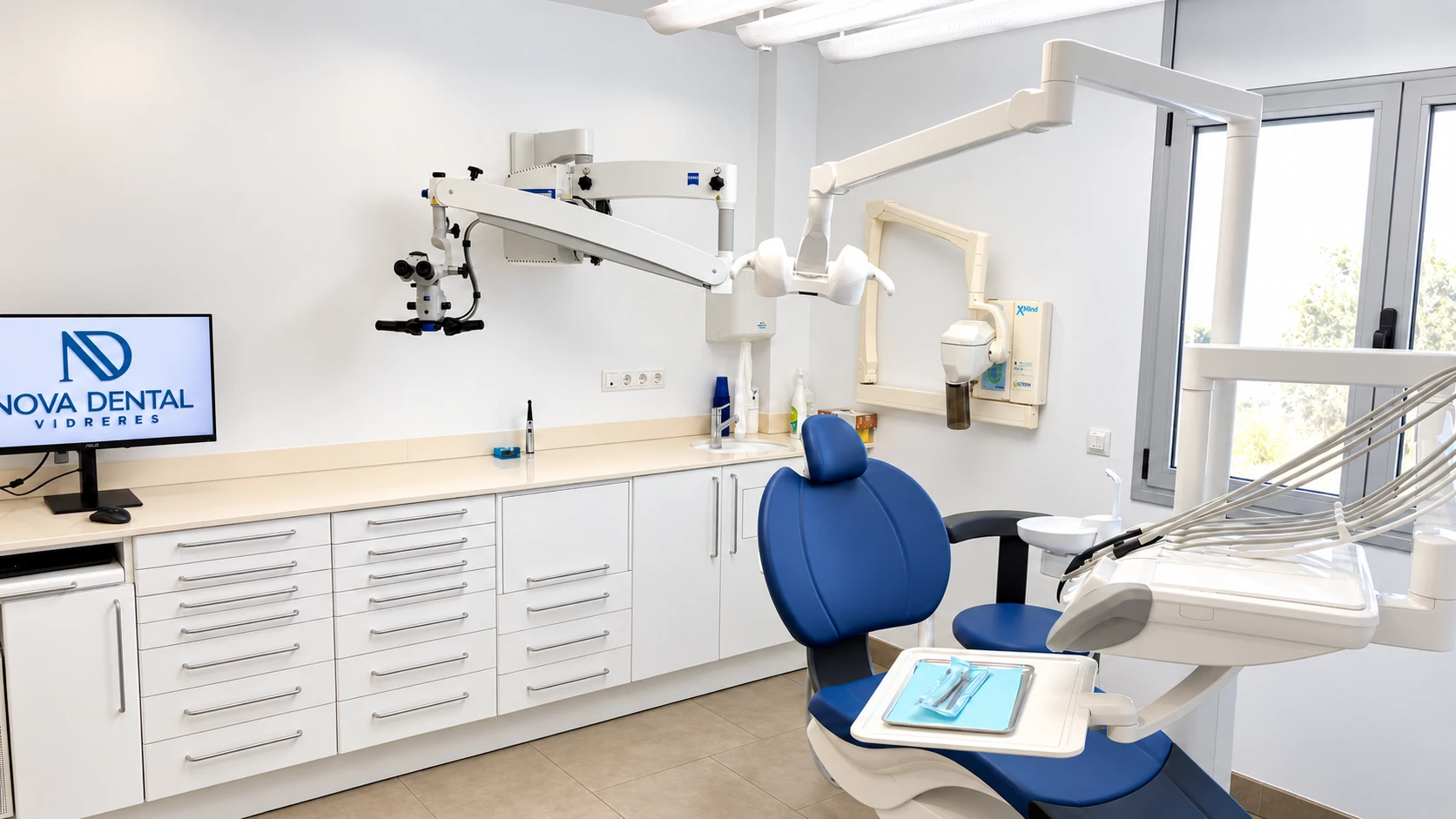 Gabinet de tractament de Nova Dental Vidreres, amb microscopi clínic Zeiss