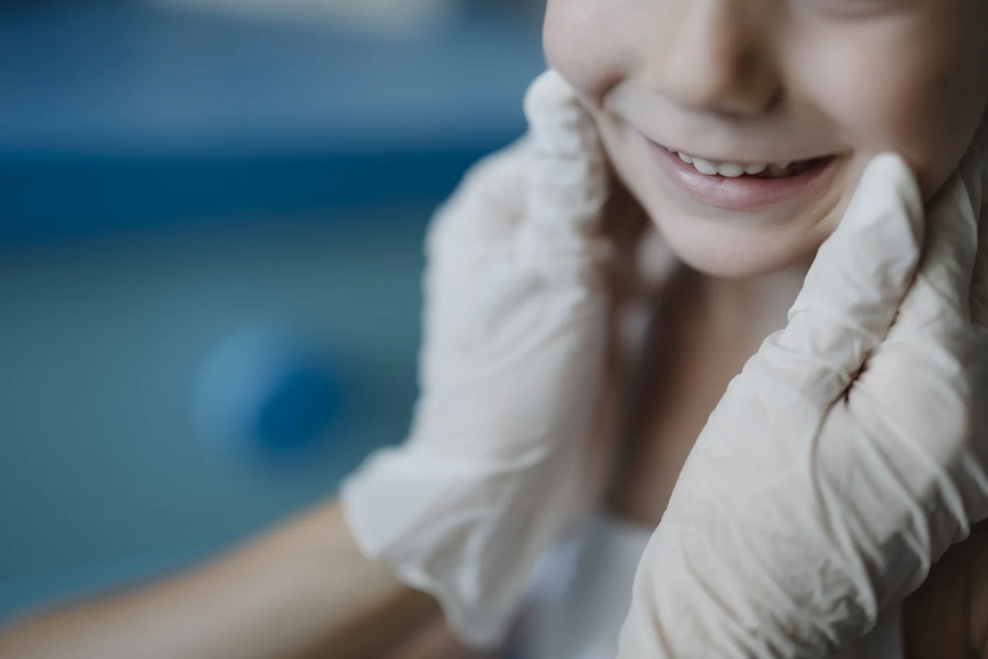 Niño sonriendo durante una revisión dental amable